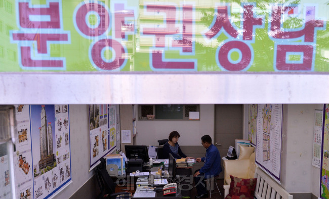 부동산 중개업소에서 분양 상담을 하고 있는 60대. 이상섭 기자/babtong@heraldcorp.com