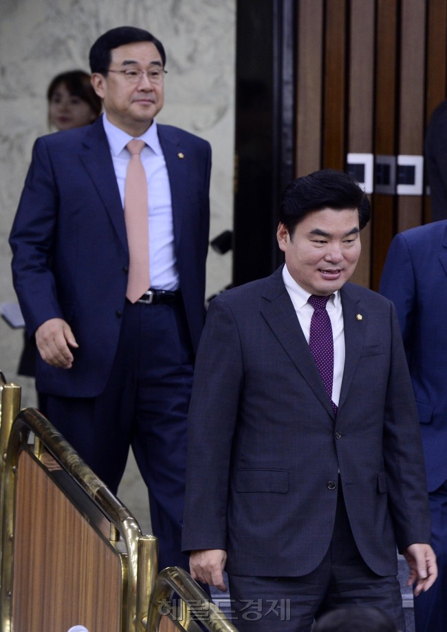 원유철 새누리당 원내대표와 김정훈 정책위의장이 13일 오전 서울 여의도 국회에서 열린 원내대책회의에 참석하고 있다. 박해묵 기자/mook@heraldcorp.com