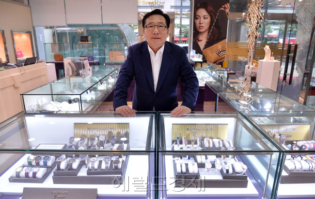 김기문 로만손 회장이 지난 1일 서울 오금동 로만손 본사에서 시계사업 복원 현황을 소개하고 있다. 그는 시계사업을 정상화한 뒤 제이에스티나 브랜드의 주얼리, 핸드백, 화장품도 글로벌 명품반열에 올려놓겠다고 밝혔다. 이상섭 기자/babtong@heraldcorp.com