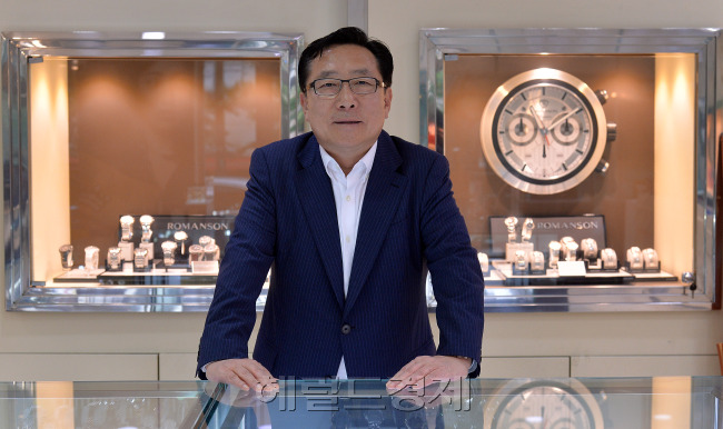 김기문 로만손 회장이 지난 1일 서울 오금동 로만손 본사에서 시계사업 복원 현황을 소개하고 있다. 그는 시계사업을 정상화한 뒤 제이에스티나 브랜드의 주얼리, 핸드백, 화장품도 글로벌 명품반열에 올려놓겠다고 밝혔다. 이상섭 기자/babtong@heraldcorp.com