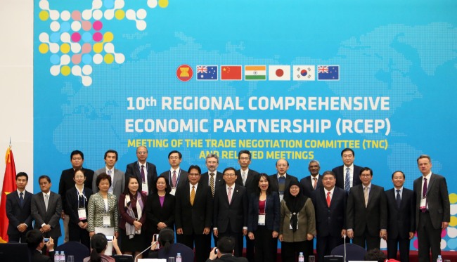 Officials representing the 16 countries participating in the RCEP — a mega regional free trade pact involving the 10 members of the ASEAN and their six current FTA partners including Australia, China, India, Japan, Korea and New Zealand — pose Monday at the 10th round of negotiations in Busan, Korea. The talks will continue until Friday. (Yonhap)