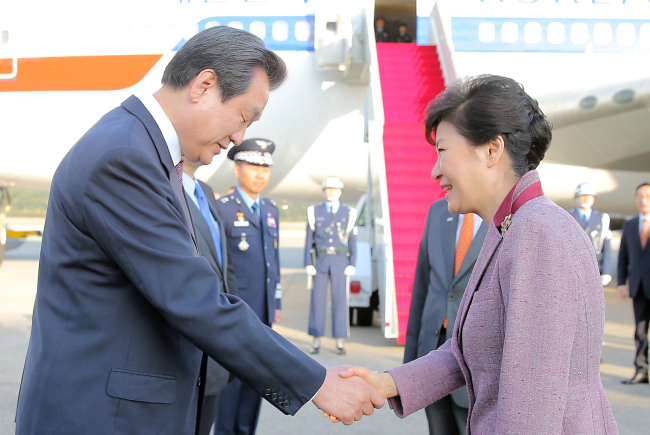 President Park Geun-hye shakes hands with Saenuri Party leader Kim Moo-sung before boarding the presidential plane at the Seoul Airport in Seongnam, Gyeonggi Province, on Tuesday. (Yonhap)