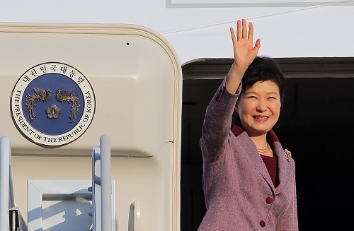 President Park Geun-hye waves as she departs for the U.S. at Seoul Airport in Seongnam, Gyeonggi Province, on Tuesday.  Yonhap