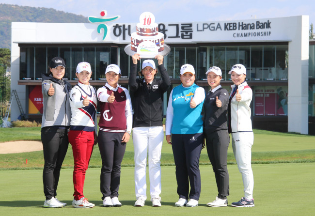 ‘우승컵은 과연 누구에게?’ 2015 KEB 하나은행 챔피언십에 출전한 선수들이 경기를 앞두고 포토콜에서 포즈를 취하고 있다. 왼쪽부터 전인지, 최나연, 리디아고, 줄리 잉스터, 박인비, 이민지, 유소연.
[사진제공=LPGA KEB하나은행 챔피언십 대회본부]