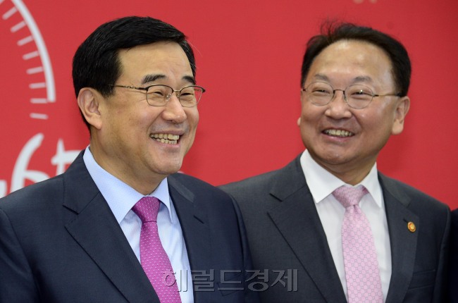 14일 오전 서울 여의도 국회에서 열린 가뭄대책마련 당정협의에서 김정훈 새누리당 정책위의장과 유일호 국토교통부장관이 이야기를 나누고 있다. 박해묵 기자/mook@heraldcorp.com