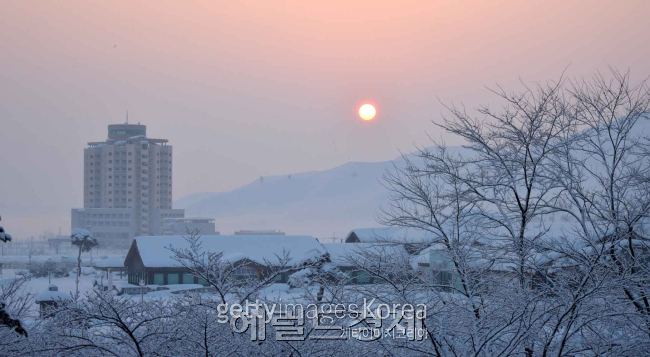 북한 금강산 외금강호텔에서 바라본 금강산 이산가족 면회소. [사진=박해묵 기자/mook@heraldcorp.com]