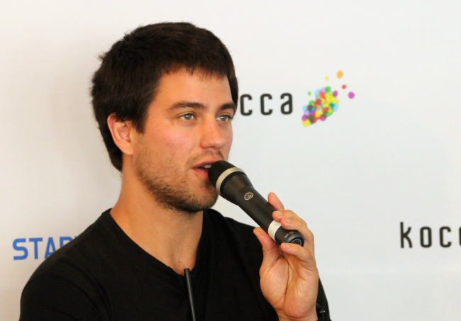 Luke Iseman, start-up incubator Y Combinator’s director of hardware, speaks at a press meeting during Startup:CON 2015 in Seoul on Wednesday. (KOCCA)