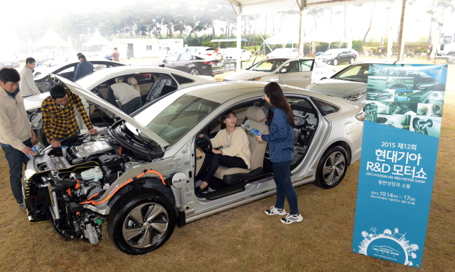 Visitors to this year’s Hyundai Motor R&D Motor Show look at a sliced model of the Sonata Plug-in Hybrid on Wednesday. The show is being held at Hyundai’s Namyang R&D Center in Hwaseong, Gyeonggi Province, as part of the company’s annual R&D festival. (Hyundai Motor)