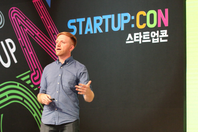 Kickstarter cofounder Charles Adler gives a speech at the Startup:CON 2015 held in Seoul Wednesday. (KOCCA)