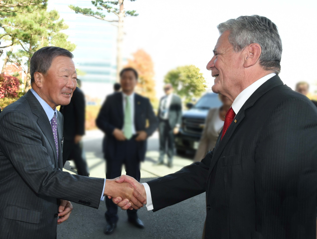 LG Group chairman Koo Bon-moo (left) greets German President Joachim Gauck at LG Display’s Paju plant in Gyeonggi Province on Wednesday. Before the visit, the two discussed future partnerships between Germany and the Korean tech giant. LG Group
　