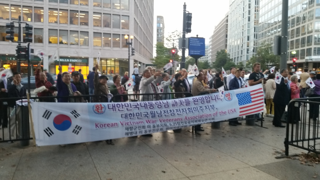 A group of Korean-Americans welcomes South Korean President Park Geun-hye at the Blair House, a state guest house near the White House in Washington, D.C. on Tuesday (Yonhap)