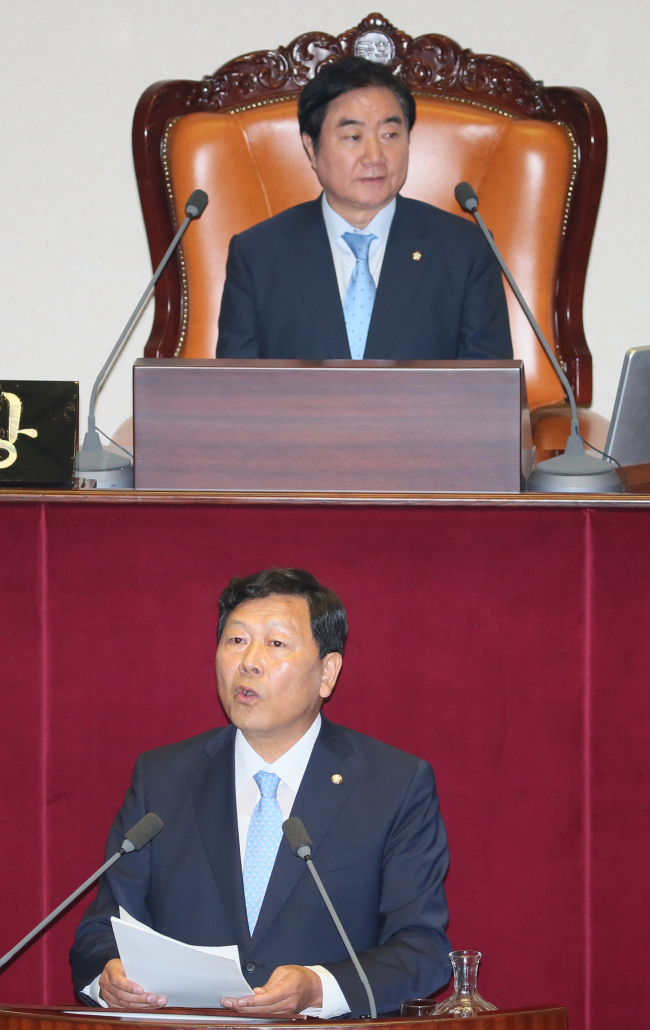 Rep. Kang Dong-won of the New Politics Alliance for Democracy speaks during a parliamentary interpellation session at the National Assembly on Tuesday. (Yonhap)