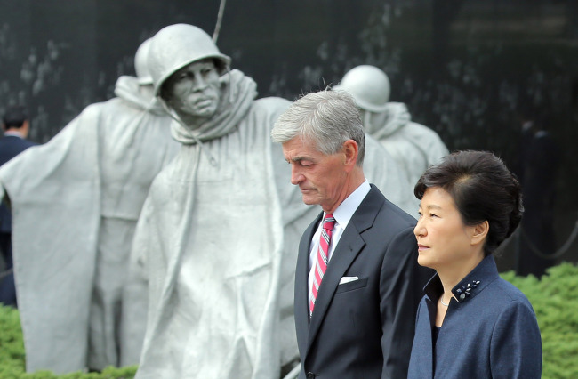 President Park Geun-hye visits the Korean War Veterans Memorial in Washington with U.S. Army Secretary John McHugh to pay tribute to American soldiers who served in the 1950-53 Korean War, Wednesday. Yonhap
