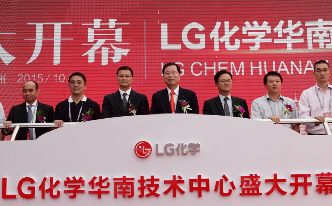 14일 중국 광둥성 광저우시에 위치한 LG화학 ‘화남 테크센터’ 개소식에서 박진수 LG화학 부회장(가운데), 정해관 주광저우 부총영사(오른쪽), 천지엔롱 광저우시 경제개발구 비서장(왼쪽) 및 주요 인사들이 축하 세리머니를 하고 있다.