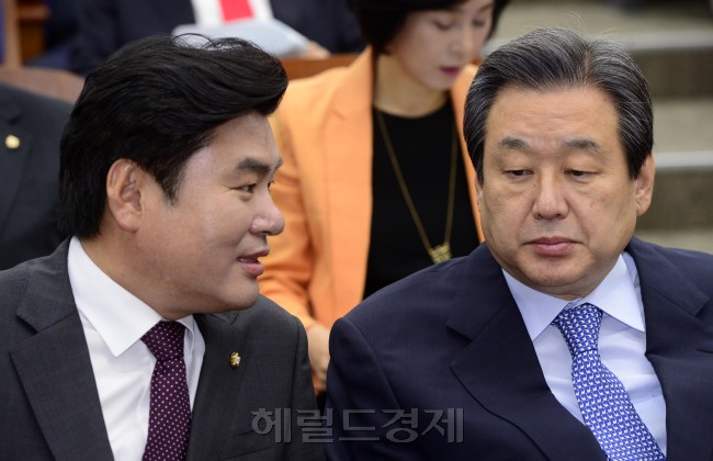 김무성 새누리당 대표와 원유철 원내대표가 15일 오전 서울 여의도 국회에서 열린 긴급 정책의원총회에 참석해 이야기를 나누고 있다. 박해묵 기자/mook@heraldcorp.com