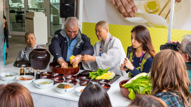 '밀라노에서 한국 전통 사찰음식 문화 체험을' (서울=연합뉴스) 14일(현지시간) 이탈리아 밀라노에서 열린 '2015 밀라노 엑스포'에서 외국인들이 한국관에서 한국 전통 사찰음식 문화를 체험하고 있다. 2015.10.15 << 문화체육관광부 제공 >> photo@yna.co.kr (끝)