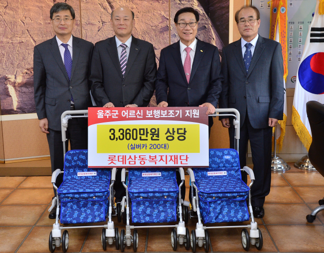 <YONHAP PHOTO-3066> 롯데삼동재단, 울주군에 어르신 보행보조기 전달 (울산=연합뉴스) 장영은 기자 = 롯데삼동복지재단(이사장 신영자)은 14일 울산시 울주군에 3천360만원 상당의 노인 보행보조기(실버카) 200대를 지원했다. 이 재단은 2011년과 2012년에도 실버카 483대(9천500만원 상당)를 지원했다.2015.10.14 << 울주군 >> young@yna.co.kr/2015-10-14 17:36:49/ <저작권자 ⓒ 1980-2015 ㈜연합뉴스. 무단 전재 재배포 금지.>