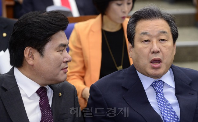 김무성 새누리당 대표와 원유철 원내대표가 15일 오전 서울 여의도 국회에서 열린 긴급정책의원총회에 참석해 이야기를 나누고 있다. 박해묵 기자/mook@heraldcorp.com