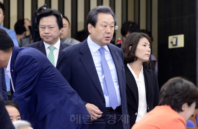 김무성 새누리당 대표와 원유철 원내대표가 15일 오전 서울 여의도 국회에서 열린 긴급정책 의원총회에 참석하고 있다. 박해묵 기자/mook@heraldcorp.com