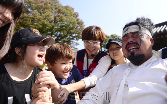 한국민속촌의 죄인 캐릭터 알바가 관람객들의 주리틀기 체험의 희생양이 되어 혼신의 연기를 펼치고 있다. 초등학생들이 제일 무섭다고 한다. 박해묵 기자/mook@heraldcorp.com