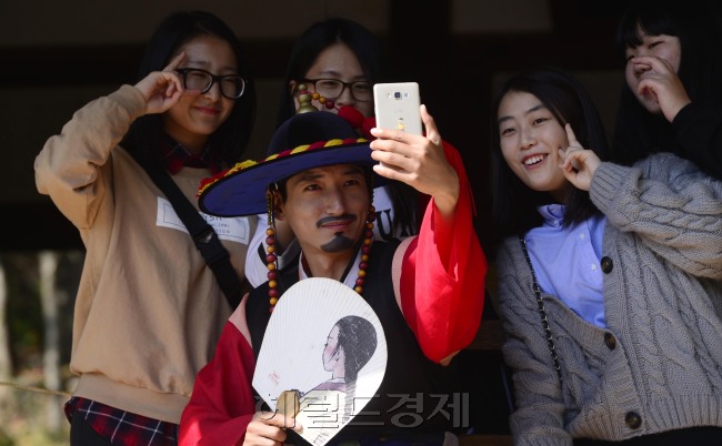 사또는 우아하게 관아 그늘에 앉아 여학생들과 기념셀카를 찍고 있다. 박해묵 기자/mook@heraldcorp.com