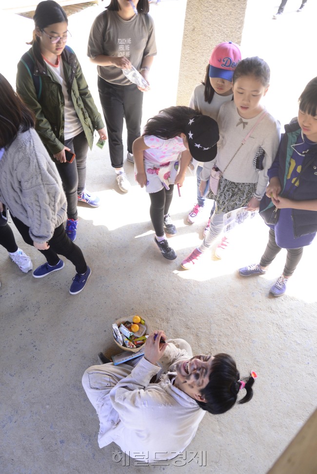 한국민속촌의 죄인 캐릭터 알바가 관람객들의 주리틀기 체험의 희생양이 되어 혼신의 연기를 펼치고 있다. 박해묵 기자/mook@heraldcorp.com