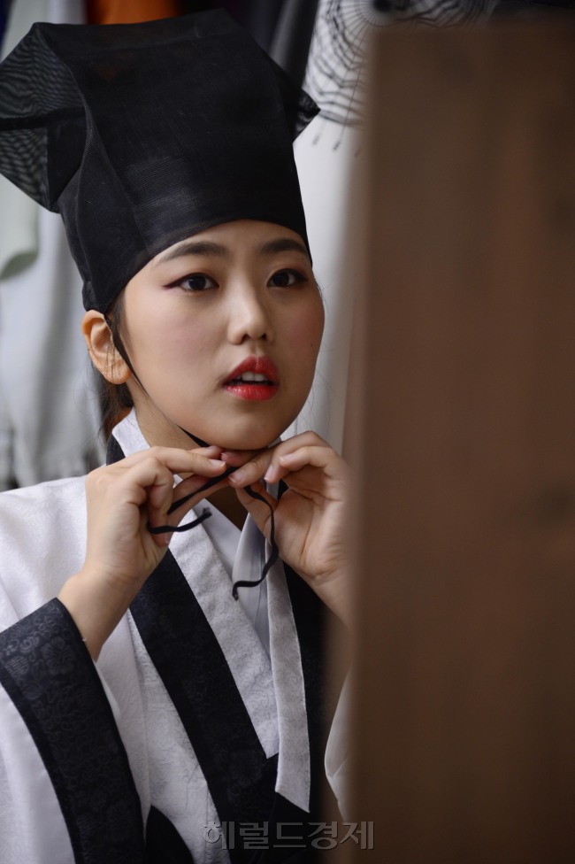 기생, 구미호역으로 인기가 많은 이정후(21)씨. 유생역을 연기가 재미있다고 하는 그녀는 뮤지컬 배우가 꿈이다. 박해묵 기자/mook@heraldcorp.com