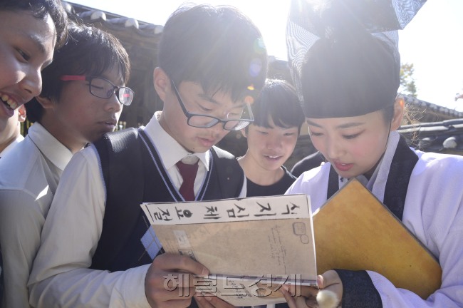 소년들에겐 인기스타인 유생역의 이정후(21)씨. 싸인도 수준급이다. 박해묵 기자/mook@heraldcorp.com