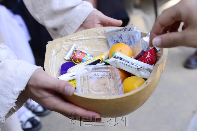 꽃거지의 동냥바구니는 늘 가득찬다. 동냥 바구니에 들어온 간식은 연기자들과 함께 나눠 먹는다. 현금은 꽃거지 김정원(27)씨의 몫. 하지만 개인적인 용도보다는 알바들의 차비로도 주고, 회식도 한다고. 김씨는 자신의 어깨가 무겁다며 활짝 웃는다. 박해묵 기자/mook@heraldcorp.com