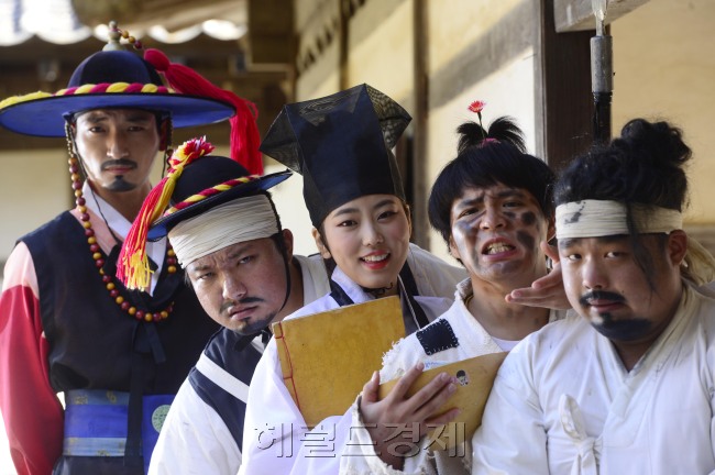 ‘한국민속촌 꿀알바‘는 없다. 대신 꿈을 찾아 즐기며 연기하는 젊은 에너지가 충만하다. 그들의 꿈이 깊은 가을처럼 달콤하게 익어가고 있다. 박해묵 기자/mook@heraldcorp.com