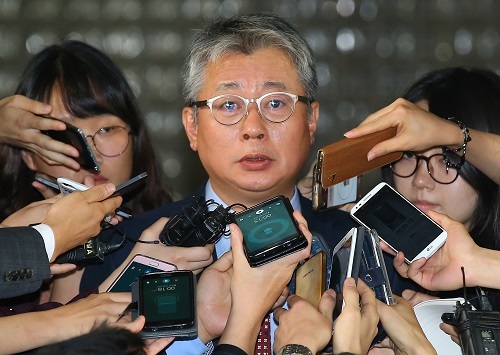 Cho Eung-cheon answers reporters' questions after being cleared of his charges at the Seoul Central District Court in Seoul, Thursday. Yonahp