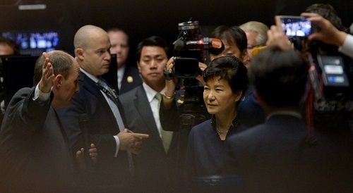 President Park Geun-hye pays a visit to NASA's Goddard Space Center in Maryland on Wednesday.  Yonhap