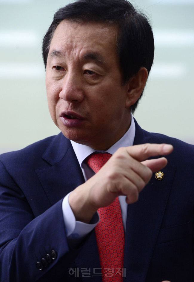 지난 15일 국회 의원회관에서 헤럴드경제와 인터뷰를 가진 김성태 새누리당 의원은 김무성 대표의 ‘오른팔’이라는 세간의 평가에 대해 “만약 김 대표가 목에 힘 주고 권력자가 됐으면 안 도왔을 것”이라며 ‘수평적 당청 관계’를 강조했다.
박해묵 기자/mook@heraldcorp.com