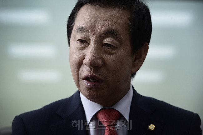 지난 15일 국회 의원회관에서 헤럴드경제와 인터뷰를 가진 김성태 새누리당 의원은 김무성 대표의 ‘오른팔’이라는 세간의 평가에 대해 “만약 김 대표가 목에 힘 주고 권력자가 됐으면 안 도왔을 것”이라며 ‘수평적 당청 관계’를 강조했다.
박해묵 기자/mook@heraldcorp.com
