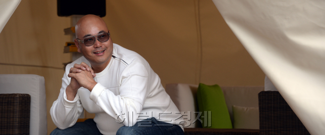 남궁훈 엔진 대표는‘ 한게임’의 전성기를 거쳐 게임인들을 양성하기 위한‘ 게임인재단’을 설립하기까지 우리나라 게임산업의 성장과 함께 호흡해 왔다. 그는 “지금에 이르는 성공을 일구는데 도움을 받은만큼 게임인들에게 돌려주는 것이 앞으로의 해야할 일”이라고 강조했다. 안훈 기자/rosedale@heralcorp.com