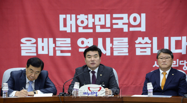 원유철 새누리당 원내대표가 16일 오전 서울 여의도 국회에서 열린 원내대책회의에서 모두발언을 하고 있다. 박해묵 기자/mook@heraldcorp.com