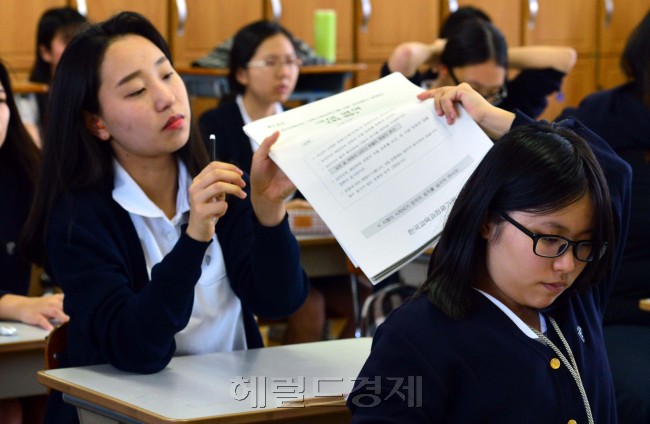 2016학년도 대학수학능력시험이 채 한 달도 남지 않았다. 이 시기는 수시 모집 전형 대학별고사를 같이 준비해야 해 수험생은 자칫 학습의 우선 순위를
헷갈릴 가능성이 있다. 입시 전문가들은 “수능 당일까지‘ 수능 모드’를 유지해야 한다”며 “‘물수능’으로 출제될 가능성이 큰 만큼 실수를 줄이는 훈련을 해야 한다”고 조언했다. ［사진=헤럴드경제DB］