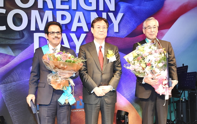 S-Oil CEO Nasser Al-Mahasher (left) receives the Gold Tower Order of Industrial Service Merit in Seoul Thursday. (S-Oil)