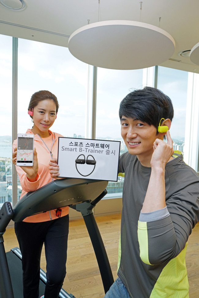 SONY RELEASES WORKOUT GADGET-- Sony Korea launches smart sports gear Smart B-Trainer, featuring an MP3 player, gyroscope, GPS and heart rate sensor, in Seoul on Friday. (Sony)