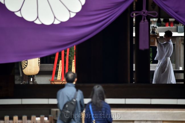 Visitors look at a "masakaki" tree dedicated by Japanese Prime Minsiter Shinzo Abe to the controversial Yasukuni Shrine for its autumn festival in Tokyo on Saturday. (AFP-Yonhap)