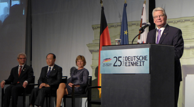 German President Joachim Gauck (right) speaks to guests at a reception marking the 25th anniversary of German reunification at Grand Hyatt Seoul on Tuesday. Also in the picture are German Ambassador Rolf Mafael (left), Education Minister Hwang Woo-yea and the president’s spouse, Daniela Schadt.   Joel Lee/The Korea Herald
