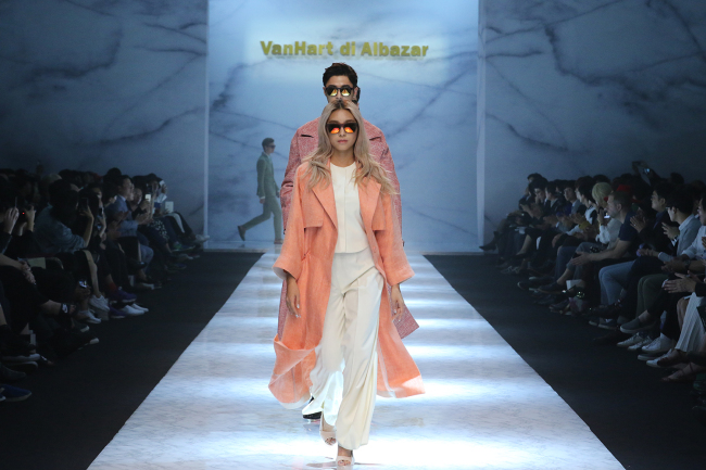 Bora of the girl group Sistar presents a creation by designer Jung Doo-young of VanHart di Albazar for the 2016 spring-summer collection at the Seoul Fashion Week. (SFW)