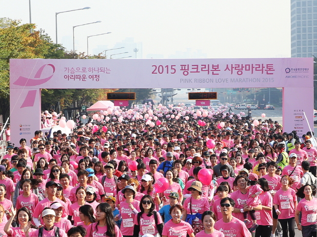 AMORE BREAST CANCER AWARENESS CAMPAIGN — AmorePacific, in partnership with the Korea Breast Cancer Foundation, kicked off the 2015 Pink Ribbon Love Seoul Marathon in western Seoul on Sunday. Attended by some 10,000 participants this year, the event aims to spread awareness on breast cancer -- the most common form of cancer among women -- and raise funds for low-income breast cancer patients. (AmorePacific)