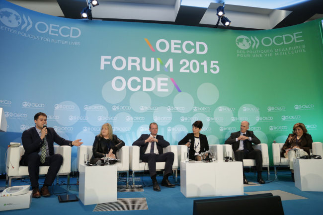 Panelists participate in a session at the OECD Global Forum in May in Paris. (ICT Ministry)