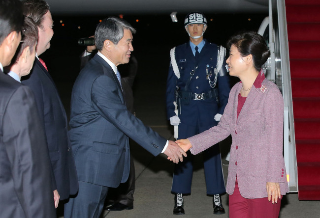 President Park Geun-hye shakes hands with Vice Foreign Minister Cho Tae-yong after her arrival at Seoul Airport in Seongnam, Gyeonggi Province on Sunday. (Yonhap)