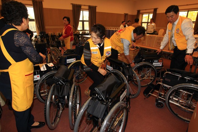 South Korea's Red Cross workers check wheelchairs at a hotel in Sokcho, Gangwon Province, on Sunday. (Yonhap)