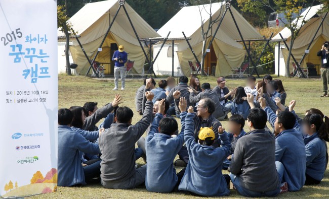 <YONHAP PHOTO-1559> 제6회 화이자 꿈꾸는 캠프 (서울=연합뉴스) 한국화이자 임직원과 조손가정 어린이들이 18일 오후 경기도 양평 글램핑장에서 열린‘제6회 화이자 꿈꾸는 캠프'에서 명랑운동회를 즐기고 있다. 올해 6회를 맞이한 이 캠프는 드림핑(dreamping)을 주제로 어린이들이 꿈과 비전을 키울 수 있도록 다채로운 프로그램을 진행했다. 2015.10.18 << 한국화이자제약 제공 >> photo@yna.co.kr/2015-10-18 14:54:17/ <저작권자 ⓒ 1980-2015 ㈜연합뉴스. 무단 전재 재배포 금지.>
<YONHAP PHOTO-1559> 제6회 화이자 꿈꾸는 캠프 (서울=연합뉴스) 한국화이자 임직원과 조손가정 어린이들이 18일 오후 경기도 양평 글램핑장에서 열린‘제6회 화이자 꿈꾸는 캠프'에서 명랑운동회를 즐기고 있다. 올해 6회를 맞이한 이 캠프는 드림핑(dreamping)을 주제로 어린이들이 꿈과 비전을 키울 수 있도록 다채로운 프로그램을 진행했다. 2015.10.18 << 한국화이자제약 제공 >> photo@yna.co.kr/2015-10-18 14:54:17/ <저작권자 ⓒ 1980-2015 ㈜연합뉴스. 무단 전재 재배포 금지.>
