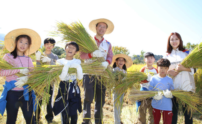 <YONHAP PHOTO-0604> 농촌 일손 돕기 나선 아시아나 (서울=연합뉴스) 김수천 아시아나항공 사장(왼쪽 네번째)이 지난 17일 강원도 홍천군 외삼포 2리에 위치한 산초울 마을을 방문해 봉사활동에 참가한 임직원 자녀들과 수확한 벼를 직접 옮기고 있다. 2015.10.18 << 아시아나항공 제공 >> photo@yna.co.kr/2015-10-18 10:13:12/ <저작권자 ⓒ 1980-2015 ㈜연합뉴스. 무단 전재 재배포 금지.>
<YONHAP PHOTO-0604> 농촌 일손 돕기 나선 아시아나 (서울=연합뉴스) 김수천 아시아나항공 사장(왼쪽 네번째)이 지난 17일 강원도 홍천군 외삼포 2리에 위치한 산초울 마을을 방문해 봉사활동에 참가한 임직원 자녀들과 수확한 벼를 직접 옮기고 있다. 2015.10.18 << 아시아나항공 제공 >> photo@yna.co.kr/2015-10-18 10:13:12/ <저작권자 ⓒ 1980-2015 ㈜연합뉴스. 무단 전재 재배포 금지.>