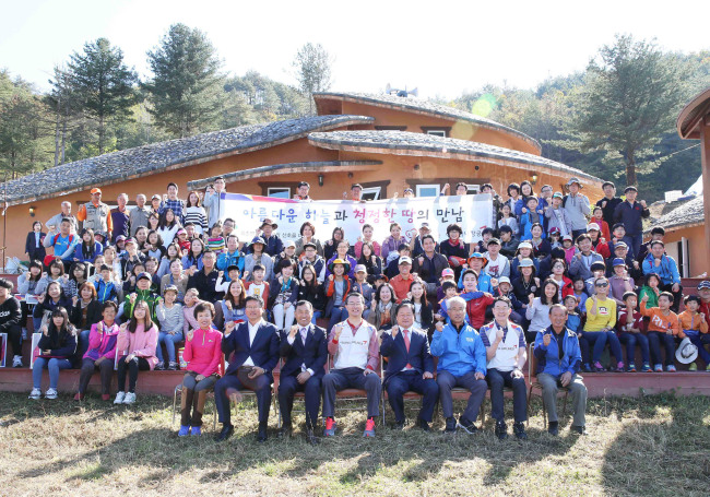 <YONHAP PHOTO-0597> 아시아나, 농촌 일손 돕기 (서울=연합뉴스) 김수천 아시아나항공 사장(앞줄 왼쪽 네번째)과 임직원들이 지난 17일 강원도 홍천군 외삼포 2리에 위치한 산초울 마을을 방문해 봉사활동과 장학금 전달식을 마친 후 노승락 홍천군수(앞줄 왼쪽 다섯번째), 박대환 외삼포2리 이장(앞줄 왼쪽 여섯번째) 등 마을 주민들과 함께 기념 촬영을 하고 있다. 2015.10.18 << 아시아나항공 제공 >> photo@yna.co.kr/2015-10-18 09:53:38/ <저작권자 ⓒ 1980-2015 ㈜연합뉴스. 무단 전재 재배포 금지.>
<YONHAP PHOTO-0597> 아시아나, 농촌 일손 돕기 (서울=연합뉴스) 김수천 아시아나항공 사장(앞줄 왼쪽 네번째)과 임직원들이 지난 17일 강원도 홍천군 외삼포 2리에 위치한 산초울 마을을 방문해 봉사활동과 장학금 전달식을 마친 후 노승락 홍천군수(앞줄 왼쪽 다섯번째), 박대환 외삼포2리 이장(앞줄 왼쪽 여섯번째) 등 마을 주민들과 함께 기념 촬영을 하고 있다. 2015.10.18 << 아시아나항공 제공 >> photo@yna.co.kr/2015-10-18 09:53:38/ <저작권자 ⓒ 1980-2015 ㈜연합뉴스. 무단 전재 재배포 금지.>