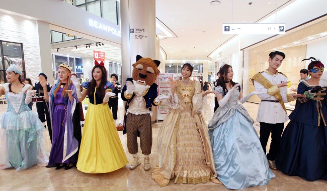 <YONHAP PHOTO-0899> 롯데월드몰, 오픈 1주년 프린세스 퍼레이드 공연 (서울=연합뉴스) 17일 오후 서울 송파구 롯데월드몰에서 백설공주, 신데렐라 등 동화 속 캐릭터들이 오픈 1주년을 축하하는‘프린세스 퍼레이드’공연을 하고 있다. 롯데월드몰은 오픈 1주년을 맞아 11월 중순까지 한 달간 주말마다 다양한 이벤트를 열고 방문객이 축제 분위기를 만끽할 수 있도록 했다. 2015.10.18 << 롯데자산개발 제공 >> photo@yna.co.kr/2015-10-18 11:24:14/ <저작권자 ⓒ 1980-2015 ㈜연합뉴스. 무단 전재 재배포 금지.>
<YONHAP PHOTO-0899> 롯데월드몰, 오픈 1주년 프린세스 퍼레이드 공연 (서울=연합뉴스) 17일 오후 서울 송파구 롯데월드몰에서 백설공주, 신데렐라 등 동화 속 캐릭터들이 오픈 1주년을 축하하는‘프린세스 퍼레이드’공연을 하고 있다. 롯데월드몰은 오픈 1주년을 맞아 11월 중순까지 한 달간 주말마다 다양한 이벤트를 열고 방문객이 축제 분위기를 만끽할 수 있도록 했다. 2015.10.18 << 롯데자산개발 제공 >> photo@yna.co.kr/2015-10-18 11:24:14/ <저작권자 ⓒ 1980-2015 ㈜연합뉴스. 무단 전재 재배포 금지.>
<YONHAP PHOTO-0899> 롯데월드몰, 오픈 1주년 프린세스 퍼레이드 공연 (서울=연합뉴스) 17일 오후 서울 송파구 롯데월드몰에서 백설공주, 신데렐라 등 동화 속 캐릭터들이 오픈 1주년을 축하하는‘프린세스 퍼레이드’공연을 하고 있다. 롯데월드몰은 오픈 1주년을 맞아 11월 중순까지 한 달간 주말마다 다양한 이벤트를 열고 방문객이 축제 분위기를 만끽할 수 있도록 했다. 2015.10.18 << 롯데자산개발 제공 >> photo@yna.co.kr/2015-10-18 11:24:14/ <저작권자 ⓒ 1980-2015 ㈜연합뉴스. 무단 전재 재배포 금지.>